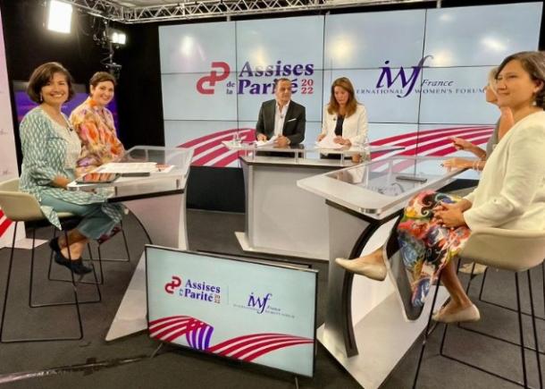 A TV studio hosts the third edition of the “Assises de la Parité” (Gender Equality Forum), where four women are hosted by two anchors